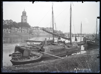 62 Stadsgezichten: zicht op Deventer vanaf de overkant van de IJssel, met aangemeerde schepen, 1920-06-20