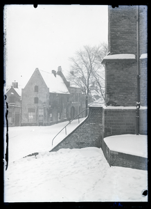 63 Stadsgezichten: Bergkerk in de sneeuw, zicht op Bergkerkplein, 1920-06-20