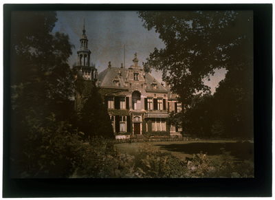 66 Glaspositief in kleur (autochrome): Landhuis met oprit, 1920-06-20