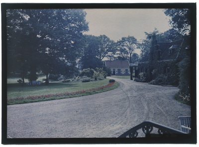 68 Glaspositief in kleur (autochrome): landgoed met oprit en gebouw in klimop, en een stuk van de tuin, 1920-06-20