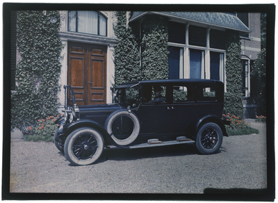 69 Glaspositief in kleur (autochrome): auto met chauffeur op de oprit voor het huis, 1920-06-20