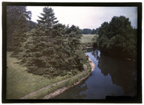 73 Glaspositief in kleur (autochrome): zicht op een watertje met bomen, 1920-06-20