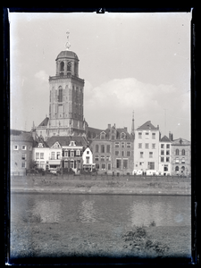 81 Gezicht op Deventer met kade, Lebuinustoren en Hotel de Engel, 1920-06-20