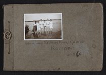 827 Familie-fotoalbumpje met de oudste familiefoto's van Alex Roosdorp uit zijn geboortestad Kampen. Bruin kartonnen ...