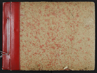 828 Familie-fotoalbum. Het zogenaamde Maro-album. Rood kaft, zwarte kartonnen pagina's. In 1933 startte Roosdorp met ...
