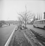 1767 Keizerstraat. Bestratings werkzaamheden aan de middenberm. Op de achtergrond links het station met rechts ...
