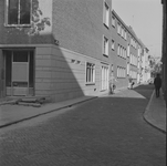 1769 Kleine Overstraat. Links het gebouw van de Openbare Leeszaal en Bibliotheek aan de Brink. Geopend op donderdag 1 ...