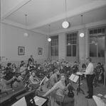 1840 Wekelijkse lessen van Jeugd en Muziek, o.l.v. de bekende dirigent Ru Sevenhuijsen (muziekschool / vioolles), ca. 1966