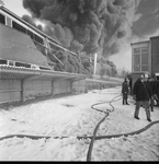 2337 Brand kunststofemballagefabriek Tedeco aan de Hanzeweg. Het bedrijf werd vrijwel geheel verwoest., 1969-02-13