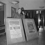 2405 Deventer Schouwburg. Directeur Klaas Jassies achter de aankondigingsborden in de hal bij de ingang. , 1965-01-01