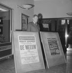 2406 Deventer Schouwburg. Directeur Klaas Jassies achter de aankondigingsborden in de hal bij de ingang. , 1965-01-01