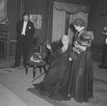 2423 Deventer Schouwburg. Rika Hopper beëindigde haar toneelcarriëre in november 1954 als de keizerin-moeder Maria ...