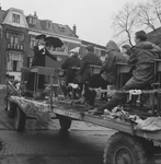 2455 Met een optocht vieren de leerlingen van het Geert Groote College aan de Raamstraat, dat op 8 november 1960 het ...