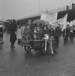 2456 Met een optocht vieren de leerlingen van het Geert Groote College aan de Raamstraat, dat op 8 november 1960 het ...
