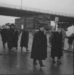 2457 Met een optocht vieren de leerlingen van het Geert Groote College aan de Raamstraat, dat op 8 november 1960 het ...