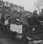 2458 Met een optocht vieren de leerlingen van het Geert Groote College aan de Raamstraat, dat op 8 november 1960 het ...