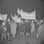 2491 Protestoptocht op de Brink tegen de koopavonden. , 1960-01-01