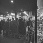2495 Tijdens de Centrum Verkoop Actie van de winkeliersvereniging binnenstad is de Bijenkorf van de Fam. Gerritsma op ...