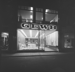 3772 De gemeentewinkel (GWE). In 1931 installeerde de gemeente hier een showroom op het gebied van huishoudelijk ...