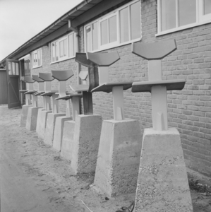 3787 Opslag van buitenstoelen op de Gemeentewerf aan de Ankersmitlaan., 1960-01-01
