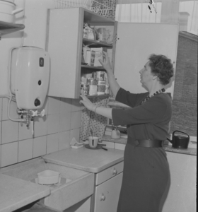 3791 Keuken in een flat aan de P.C. Hooftlaan bij de Fam. Groothedde., 1960-01-01