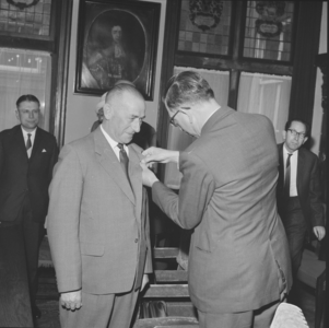 3817 Wethouder K. Hölzel krijgt van burgemeester Bolkestein een onderscheiding opgespeld., 1960-01-01
