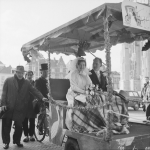 3823 Bruid en bruidegom per bakfiets naar het stadhuis., 1960-01-01