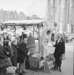 3824 Bruid en bruidegom per bakfiets naar het stadhuis., 1960-01-01