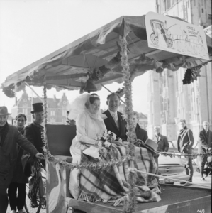 3826 Bruid en bruidegom per bakfiets naar het stadhuis., 1960-01-01