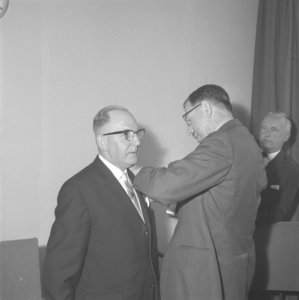 3838 Koninklijke onderscheiding. Opgespeld door burgemeester N. Bolkestein., 1960-01-01