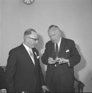 3839 Koninklijke onderscheiding. Uitgereikt door burgemeester N. Bolkestein., 1960-01-01