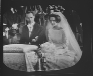 3874 Huwelijksvoltrekking van Prinses Irene en prins Carlos Hugo van Bourbon-Parma op TV., 1964-04-29