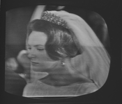 3882 Huwelijksvoltrekking van Prinses Irene en prins Carlos Hugo van Bourbon-Parma op TV., 1964-04-29