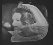 3883 Huwelijksvoltrekking van Prinses Irene en prins Carlos Hugo van Bourbon-Parma op TV., 1964-04-29
