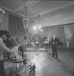 3893 TV-opnames voor een muziekprogramma in de foyer van de Deventer Schouwburg., 1964-01-01