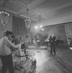 3899 TV-opnames voor een muziekprogramma in de foyer van de Deventer Schouwburg., 1960-01-01