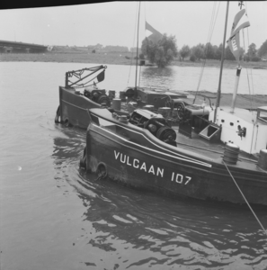3941 Rijnaak de Vulcaan botste volop de balken van de kade. Flinke schade aan de voorsteven., 1960-01-01