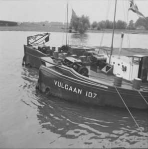 3942 Rijnaak de Vulcaan botste volop de balken van de kade. Flinke schade aan de voorsteven., 1960-01-01
