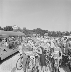 3982 Tour de Frats is de jaarlijkse Arnhemse jeugdronde door Nederland, een fietstour van tien dagen voor jongens en ...