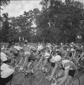 3983 Start van een etappe van de wielerronde van Nederland in het Worpplantsoen., 1960-01-01