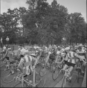 3984 Start van een etappe van de wielerronde van Nederland in het Worpplantsoen., 1960-01-01