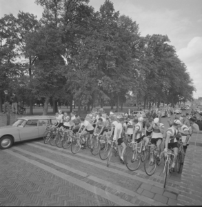 3985 Start van een etappe van de wielerronde van Nederland in het Worpplantsoen., 1960-01-01