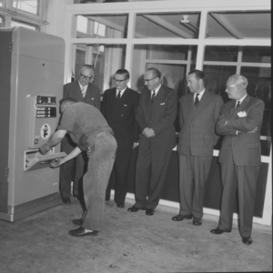 4000 De textielfabriek Ankersmit had de primeur om als eerste fabriek in Nederland een melkautomaat te plaatsen. De ...