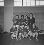 4070 Damesteam Volleybalvereniging Helios. Rechts coach Piet Plant., 1960-01-01