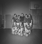4071 Damesteam Volleybalvereniging Helios. In het midden coach Piet Plant., 1960-01-01