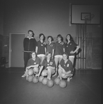 4072 Damesteam Volleybalvereniging Helios. Links coach Piet Plant., 1960-01-01