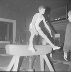 4106 Uitvoering door gymnasten van een gymnastiekvereniging in zaal HUZ (Help U Zelven)., 1960-01-01