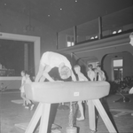 4107 Uitvoering door gymnasten van een gymnastiekvereniging in zaal HUZ (Help U Zelven)., 1960-01-01