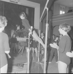 4108 Uitvoering door gymnasten van een gymnastiekvereniging in zaal HUZ (Help U Zelven)., 1960-01-01