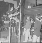 4109 Uitvoering door gymnasten van een gymnastiekvereniging in zaal HUZ (Help U Zelven)., 1960-01-01